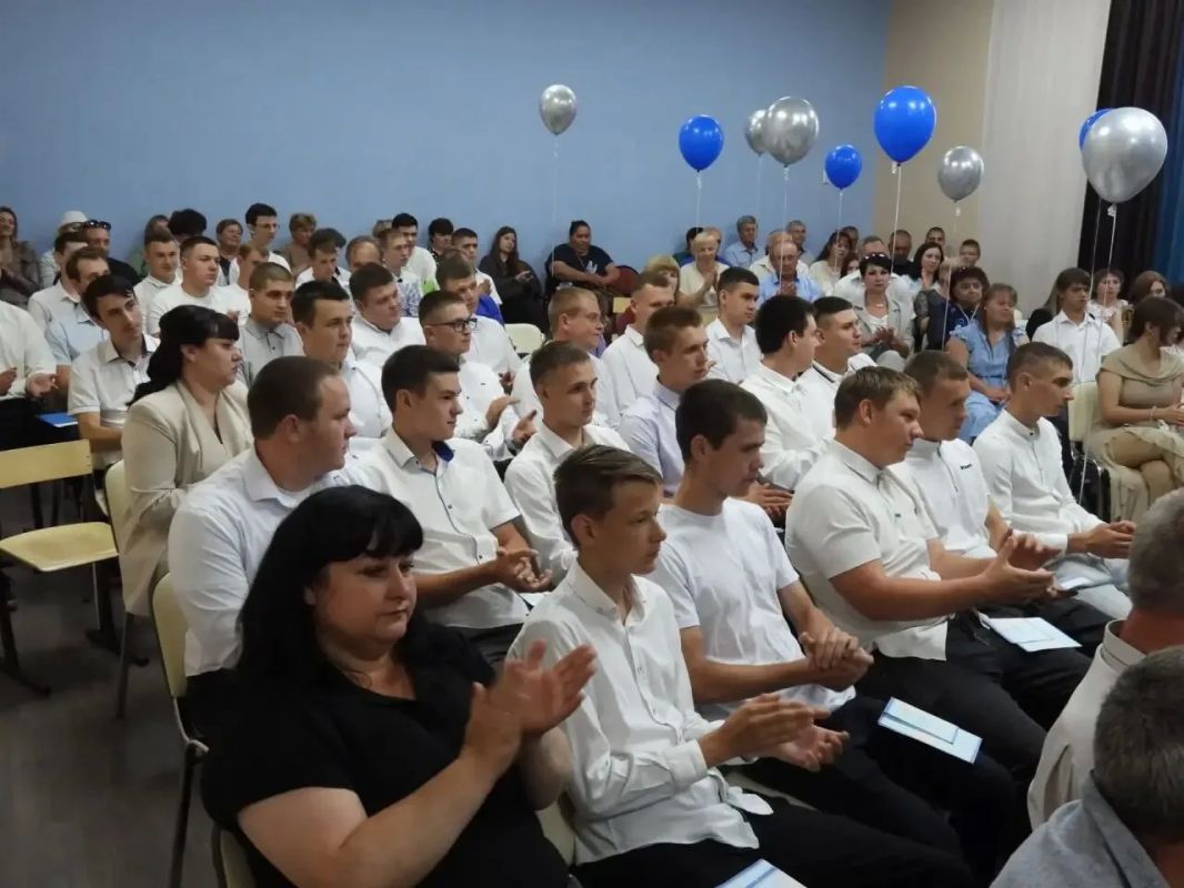 В жизни каждого человека есть важные жизненные этапы один из них - получение профессии.В рамках национального проекта «Молодёжь и дети» 80 выпускников Ровеньского политехнического техникума с гордостью получили свои дипломы... В жизни каждого человека есть важные жизненные этапы один из них - получение профессии.В рамках национального проекта «Молодёжь и дети» 80 выпускников Ровеньского политехнического техникума с гордостью получили свои дипломы...