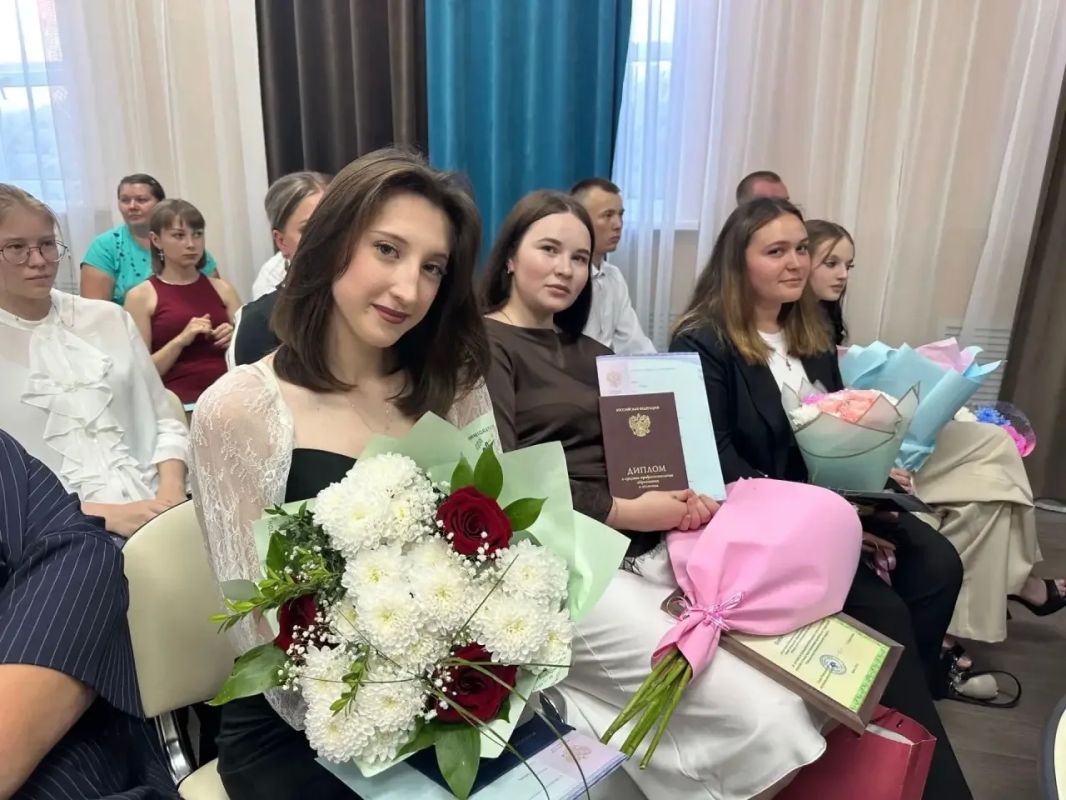 В жизни каждого человека есть важные жизненные этапы один из них - получение профессии.В рамках национального проекта «Молодёжь и дети» 80 выпускников Ровеньского политехнического техникума с гордостью получили свои дипломы... В жизни каждого человека есть важные жизненные этапы один из них - получение профессии.В рамках национального проекта «Молодёжь и дети» 80 выпускников Ровеньского политехнического техникума с гордостью получили свои дипломы...