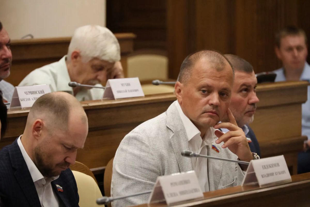 Юрий Клепиков: Сегодня работаем в составе совместного заседания комитетов Белгородской областной Думы по социальной политике, по экономике, промышленности и предпринимательству, по строительству, жилищно-коммунальному... Юрий Клепиков: Сегодня работаем в составе совместного заседания комитетов Белгородской областной Думы по социальной политике, по экономике, промышленности и предпринимательству, по строительству, жилищно-коммунальному...