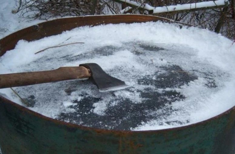 Как защитить бочки с водой от зимних морозов: советы и рекомендации