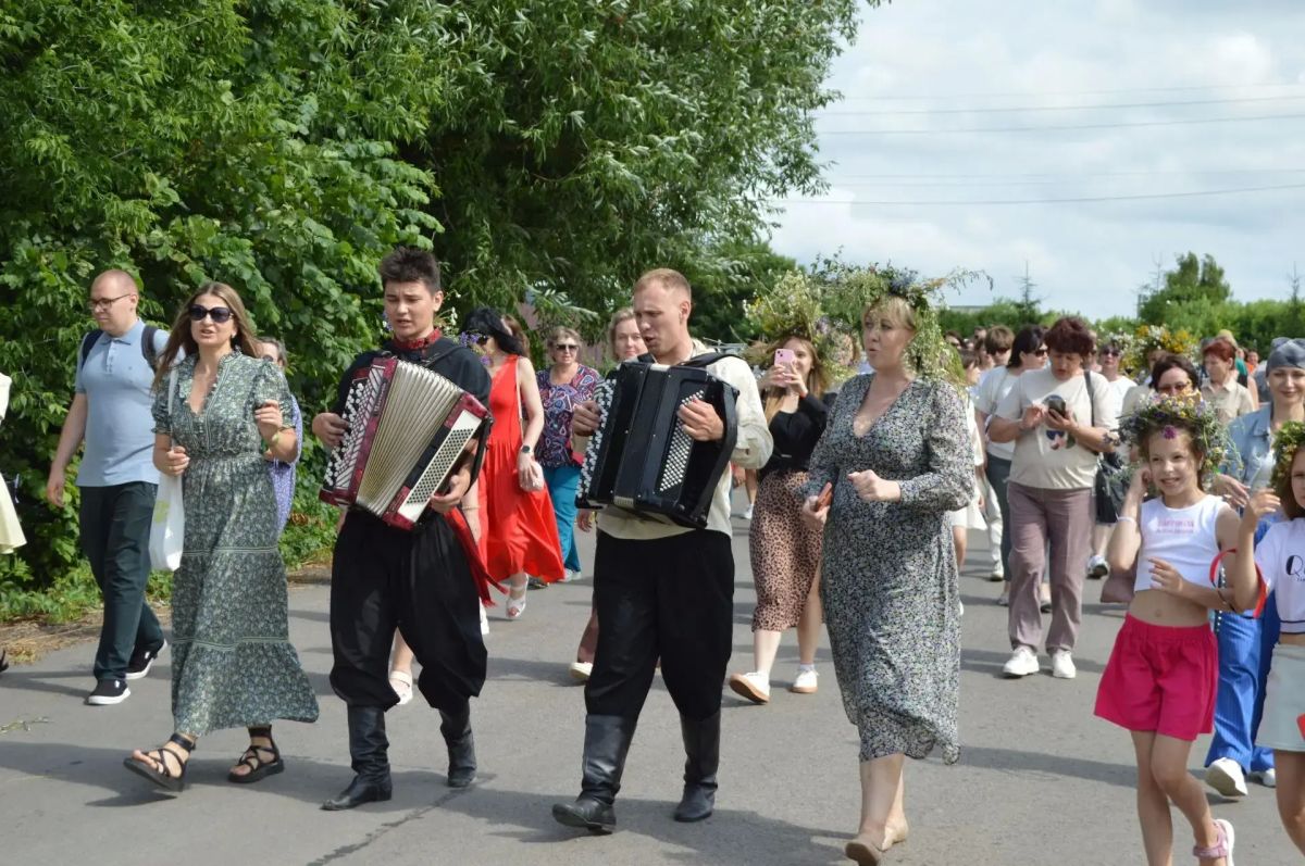 Олег Медведев: Есть что-то магическое в том, как одно растение может собрать вместе десятки людей и вернуть всех к истокам Олег Медведев: Есть что-то магическое в том, как одно растение может собрать вместе десятки людей и вернуть всех к истокам