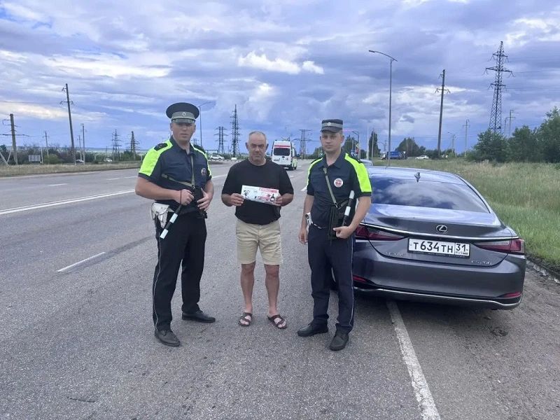 Сотрудники Госавтоинспекции провели беседы с водителями на федеральной трассе Сотрудники Госавтоинспекции провели беседы с водителями на федеральной трассе