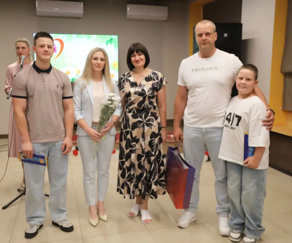 В канун одного из самых светлых и душевных праздников — Дня семьи, любви и верности — в нашем округе состоялось торжественное мероприятие, посвящённое лучшим семьям края В канун одного из самых светлых и душевных праздников — Дня семьи, любви и верности — в нашем округе состоялось торжественное мероприятие, посвящённое лучшим семьям края