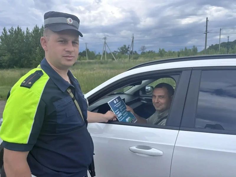 Сотрудники Госавтоинспекции провели беседы с водителями на федеральной трассе Сотрудники Госавтоинспекции провели беседы с водителями на федеральной трассе
