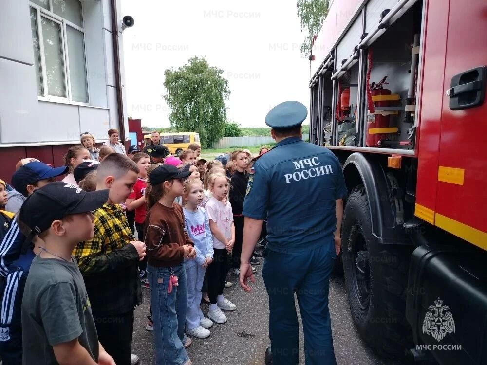 Сотрудники МЧС провели День безопасности для отдыхающих в пришкольном лагере в Новом Осколе Сотрудники МЧС провели День безопасности для отдыхающих в пришкольном лагере в Новом Осколе