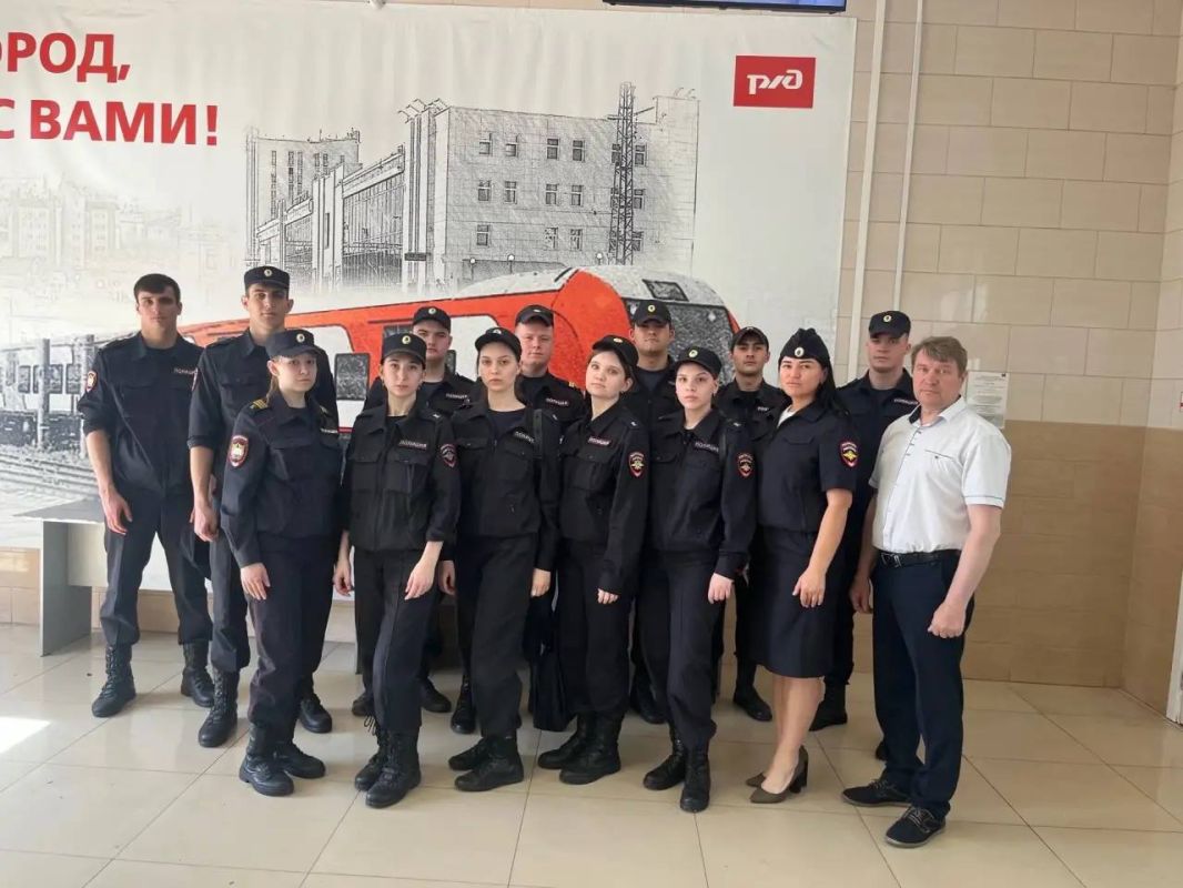 В Белгороде транспортные полицейские и общественники провели профориентационную экскурсию для курсантов В Белгороде транспортные полицейские и общественники провели профориентационную экскурсию для курсантов