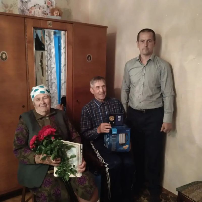 В День семьи, любви и верности главы территориальных администраций Шебекинского округа вручили заслуженные награды супружеским парам, чьи жизни стали настоящим примером верности, трудолюбия и взаимной поддержки В День семьи, любви и верности главы территориальных администраций Шебекинского округа вручили заслуженные награды супружеским парам, чьи жизни стали настоящим примером верности, трудолюбия и взаимной поддержки