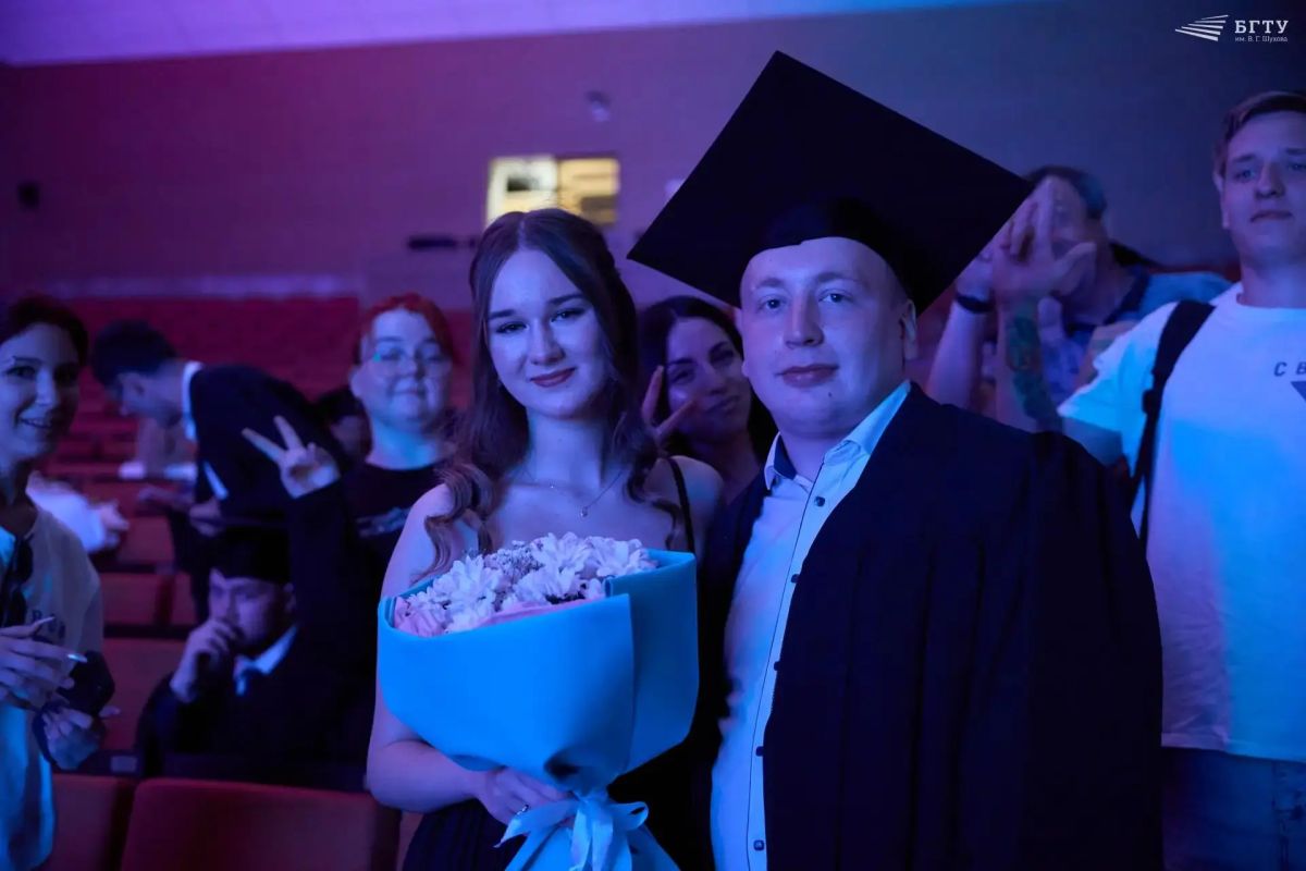 Предложение и диплом: студенты БГТУ объявили о помолвке на выпускном Предложение и диплом: студенты БГТУ объявили о помолвке на выпускном