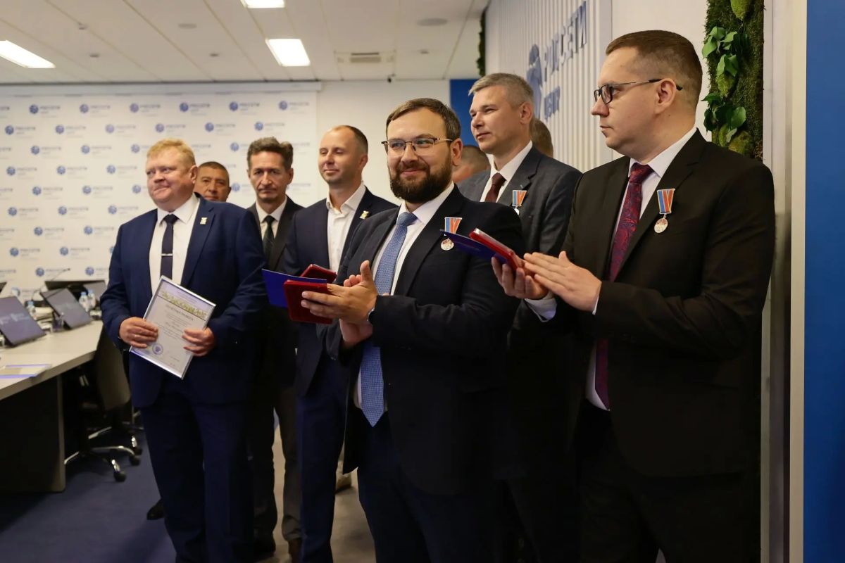 Александр Шуваев: Сегодня с рабочим визитом в Белгородской области находится генеральный директор ПАО «Россети Центр» Борис Борисович Эбзеев Александр Шуваев: Сегодня с рабочим визитом в Белгородской области находится генеральный директор ПАО «Россети Центр» Борис Борисович Эбзеев