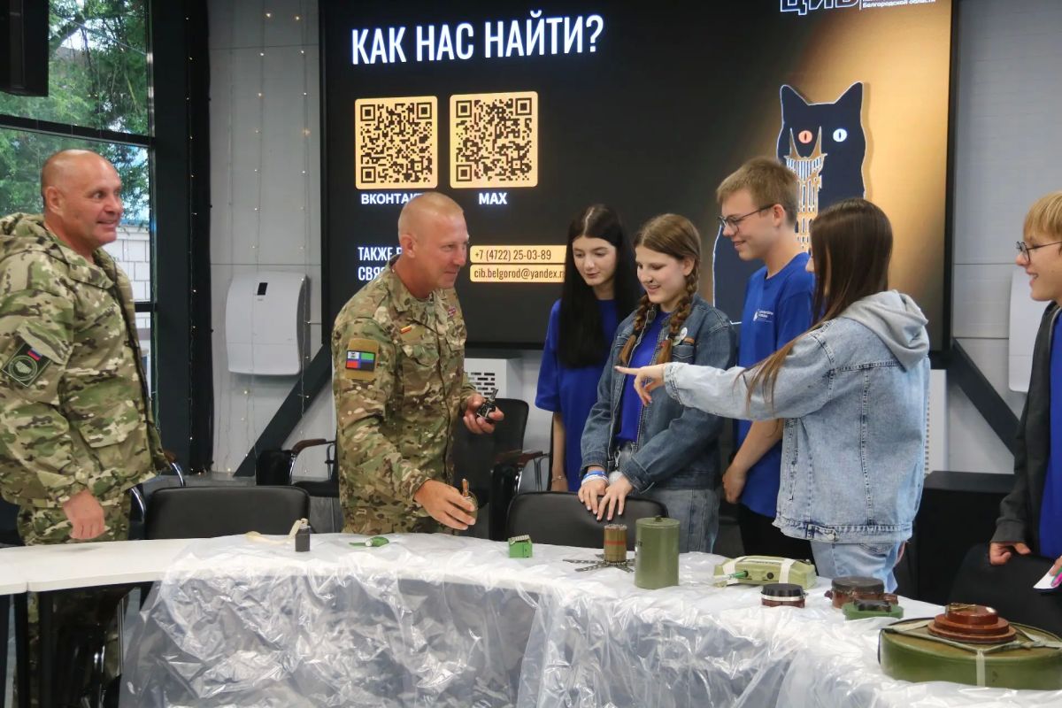 День с родными и любимыми. 8 июля в культурном центре «Октябрь» состоялись тематические интерактивные мероприятия в рамках Всероссийской акции Росмолодёжи «Родные Любимые» ко Дню семьи, любви и верности День с родными и любимыми. 8 июля в культурном центре «Октябрь» состоялись тематические интерактивные мероприятия в рамках Всероссийской акции Росмолодёжи «Родные Любимые» ко Дню семьи, любви и верности