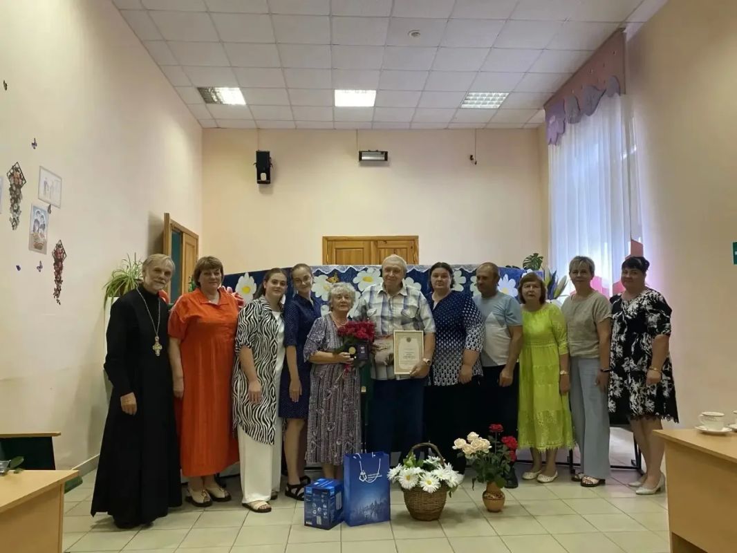 В День семьи, любви и верности главы территориальных администраций Шебекинского округа вручили заслуженные награды супружеским парам, чьи жизни стали настоящим примером верности, трудолюбия и взаимной поддержки