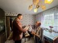 Олег Медведев: Сегодня посетили семью Крыловых Виктора Степановича и Лидии Петровны, чтобы вручить им почётную медаль «За любовь и верность» и памятные подарки