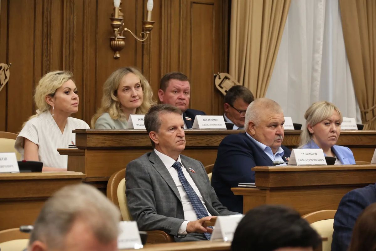 Юрий Клепиков: Сегодня на заседании регионального парламента депутаты всех фракций единогласно приняли ещё важное решение, продиктованное напряжённой оперативной обстановкой в Белгородской области — о приостановлении... Юрий Клепиков: Сегодня на заседании регионального парламента депутаты всех фракций единогласно приняли ещё важное решение, продиктованное напряжённой оперативной обстановкой в Белгородской области — о приостановлении...
