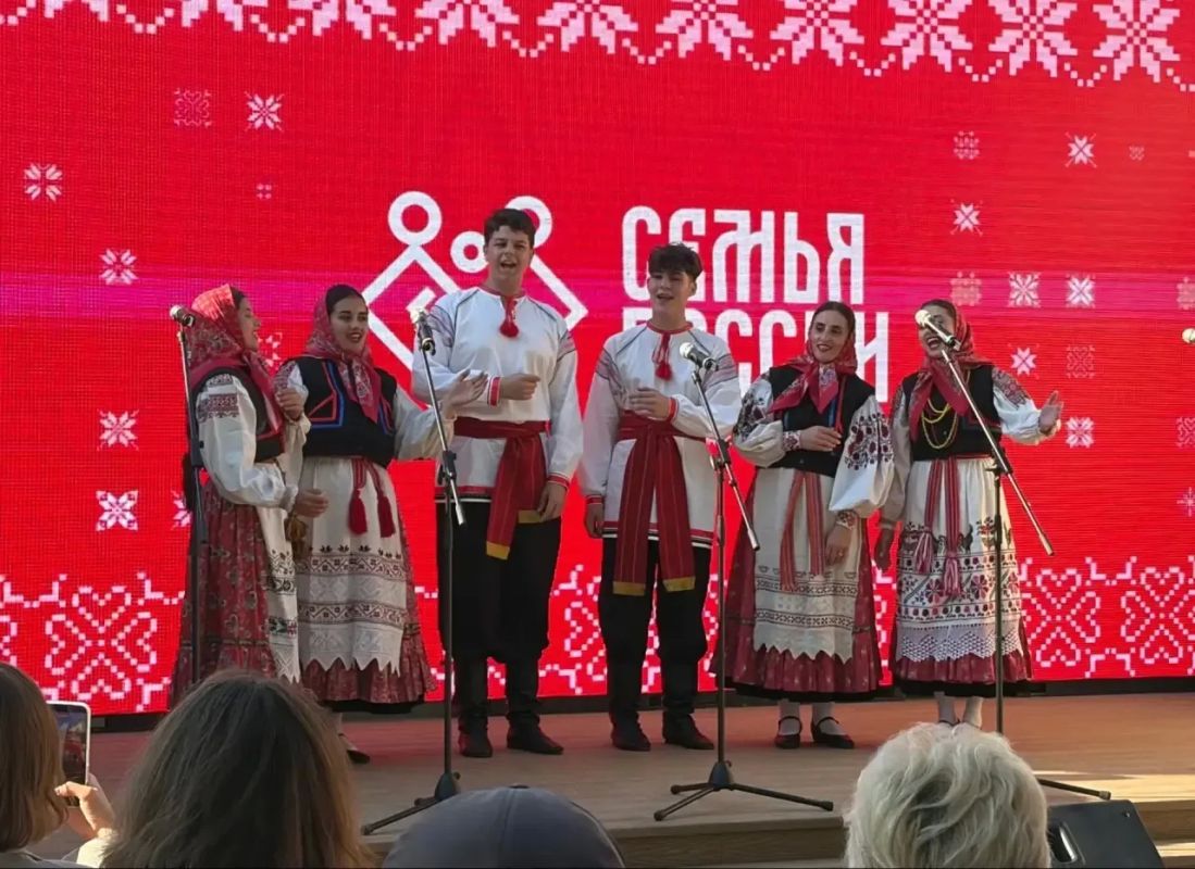 В городе Оренбурге на протяжении нескольких дней проходил всероссийский фестиваль семейного творчества «Семьи России В городе Оренбурге на протяжении нескольких дней проходил всероссийский фестиваль семейного творчества «Семьи России