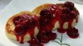 Насладитесь нежнейшими сырниками с вишнёвым соусом