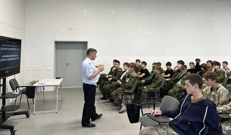 Белгородские автоинспекторы провели очередное занятие по ПДД для курсантов военно-спортивной подготовки «Воин» Белгородские автоинспекторы провели очередное занятие по ПДД для курсантов военно-спортивной подготовки «Воин»