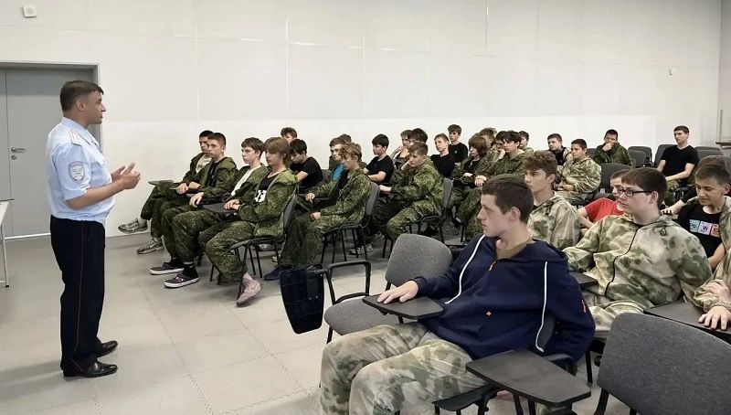 Белгородские автоинспекторы провели очередное занятие по ПДД для курсантов военно-спортивной подготовки «Воин» Белгородские автоинспекторы провели очередное занятие по ПДД для курсантов военно-спортивной подготовки «Воин»