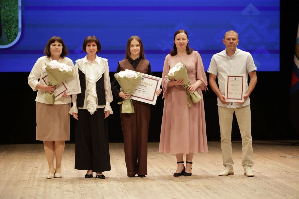 Выпускница Краснояружской СОШ №2 Полина Ханюкова достигла блестящего результата на ЕГЭ по русскому языку, набрав максимальные 100 баллов, за что была удостоена премии губернатора Белгородской области Выпускница Краснояружской СОШ №2 Полина Ханюкова достигла блестящего результата на ЕГЭ по русскому языку, набрав максимальные 100 баллов, за что была удостоена премии губернатора Белгородской области
