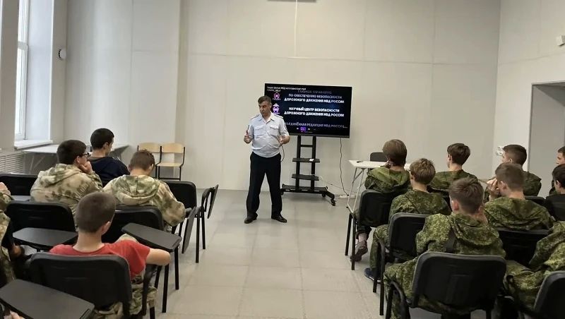Белгородские автоинспекторы провели очередное занятие по ПДД для курсантов военно-спортивной подготовки «Воин» Белгородские автоинспекторы провели очередное занятие по ПДД для курсантов военно-спортивной подготовки «Воин»