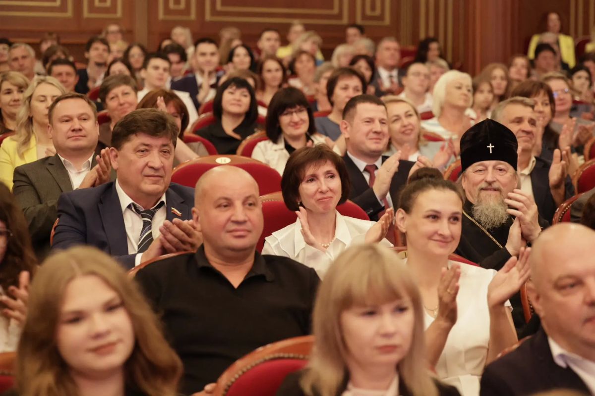 Юрий Клепиков: Сегодня в областном центре состоялось торжественное мероприятие, посвящённое нашим выдающимся юным землякам — целеустремленным, ярким и самым усердным выпускникам школ, набравшим наибольшее количество баллов... Юрий Клепиков: Сегодня в областном центре состоялось торжественное мероприятие, посвящённое нашим выдающимся юным землякам — целеустремленным, ярким и самым усердным выпускникам школ, набравшим наибольшее количество баллов...