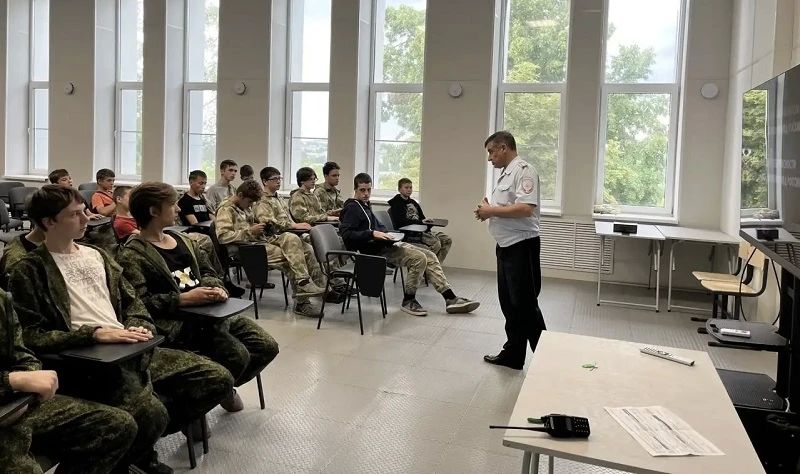 Белгородские автоинспекторы провели очередное занятие по ПДД для курсантов военно-спортивной подготовки «Воин» Белгородские автоинспекторы провели очередное занятие по ПДД для курсантов военно-спортивной подготовки «Воин»