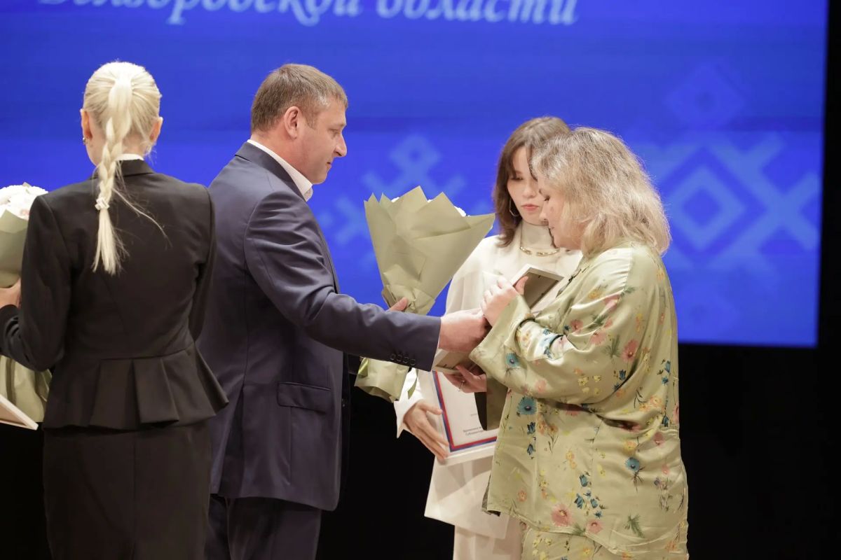 Александр Шуваев: Дорогие друзья!. . Сегодня мы чествовали школьников, получивших по 100 баллов на Едином государственном экзамене Александр Шуваев: Дорогие друзья!. . Сегодня мы чествовали школьников, получивших по 100 баллов на Едином государственном экзамене