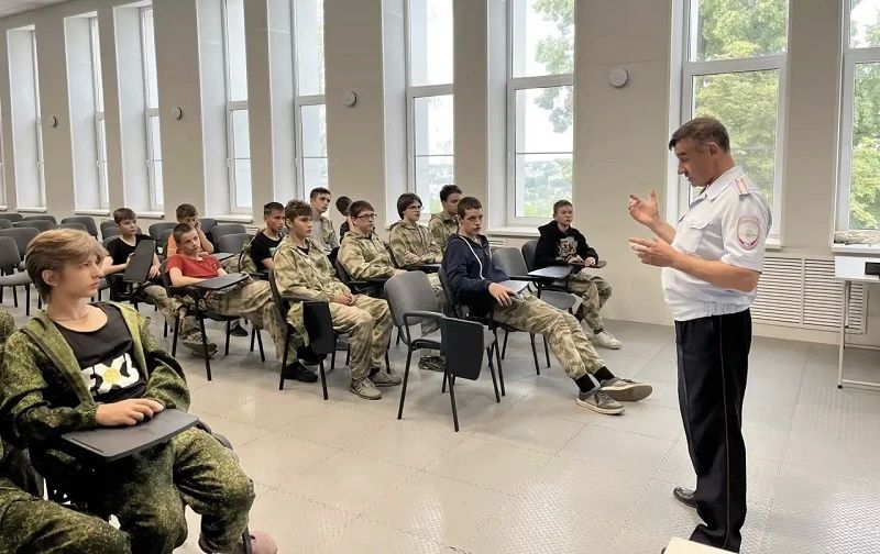 Белгородские автоинспекторы провели очередное занятие по ПДД для курсантов военно-спортивной подготовки «Воин» Белгородские автоинспекторы провели очередное занятие по ПДД для курсантов военно-спортивной подготовки «Воин»