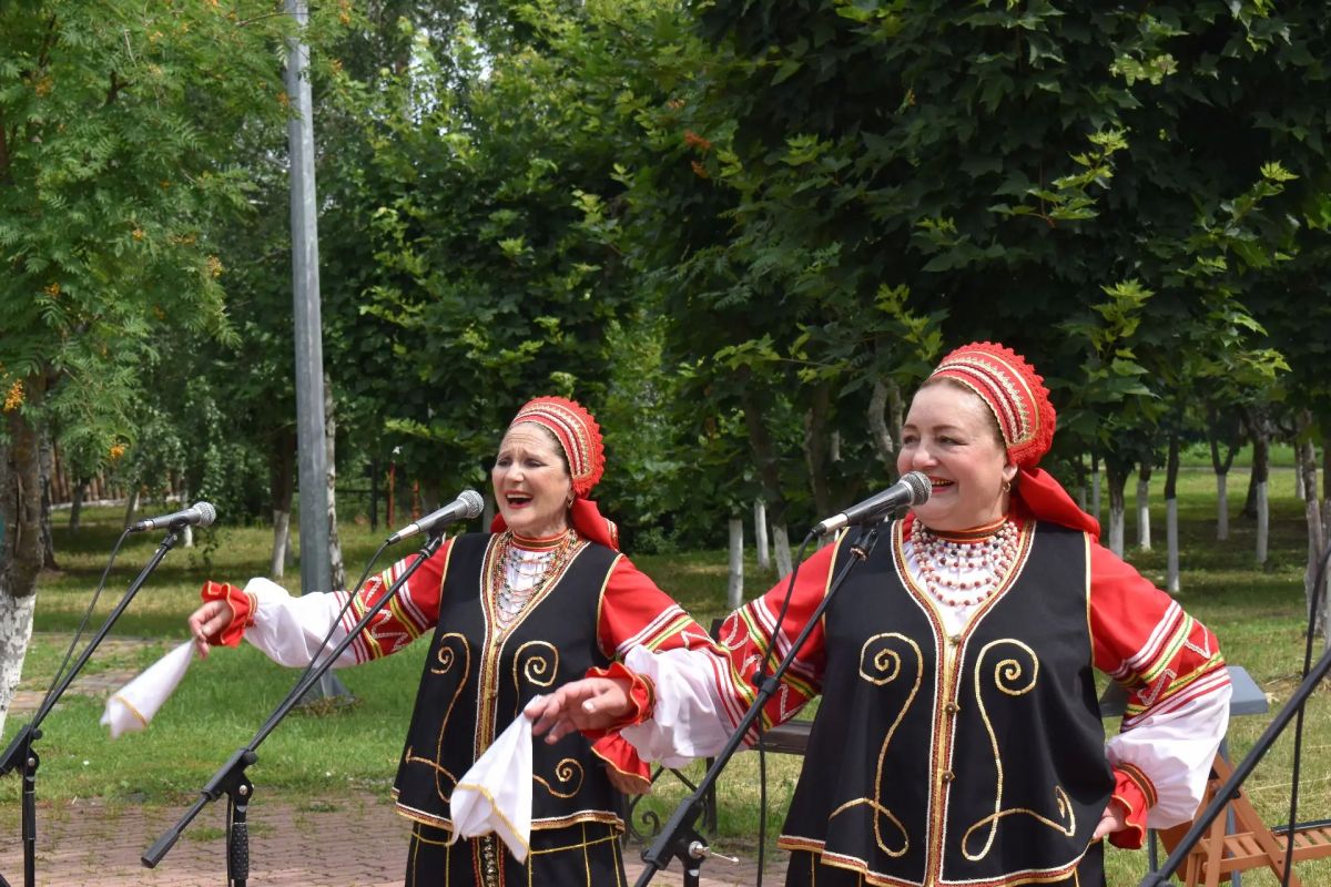 В Центральном парке продолжается цикл концертных программ творческих коллективов Красненского муниципального округа В Центральном парке продолжается цикл концертных программ творческих коллективов Красненского муниципального округа