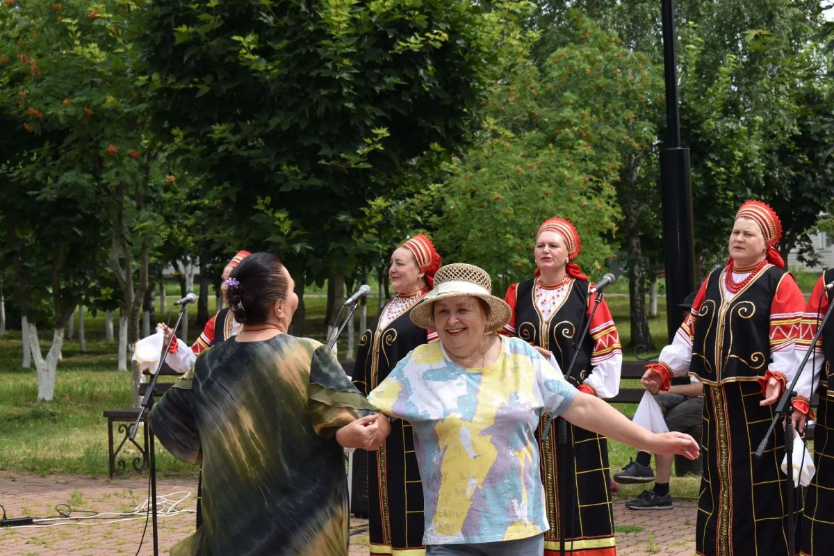 В Центральном парке продолжается цикл концертных программ творческих коллективов Красненского муниципального округа В Центральном парке продолжается цикл концертных программ творческих коллективов Красненского муниципального округа