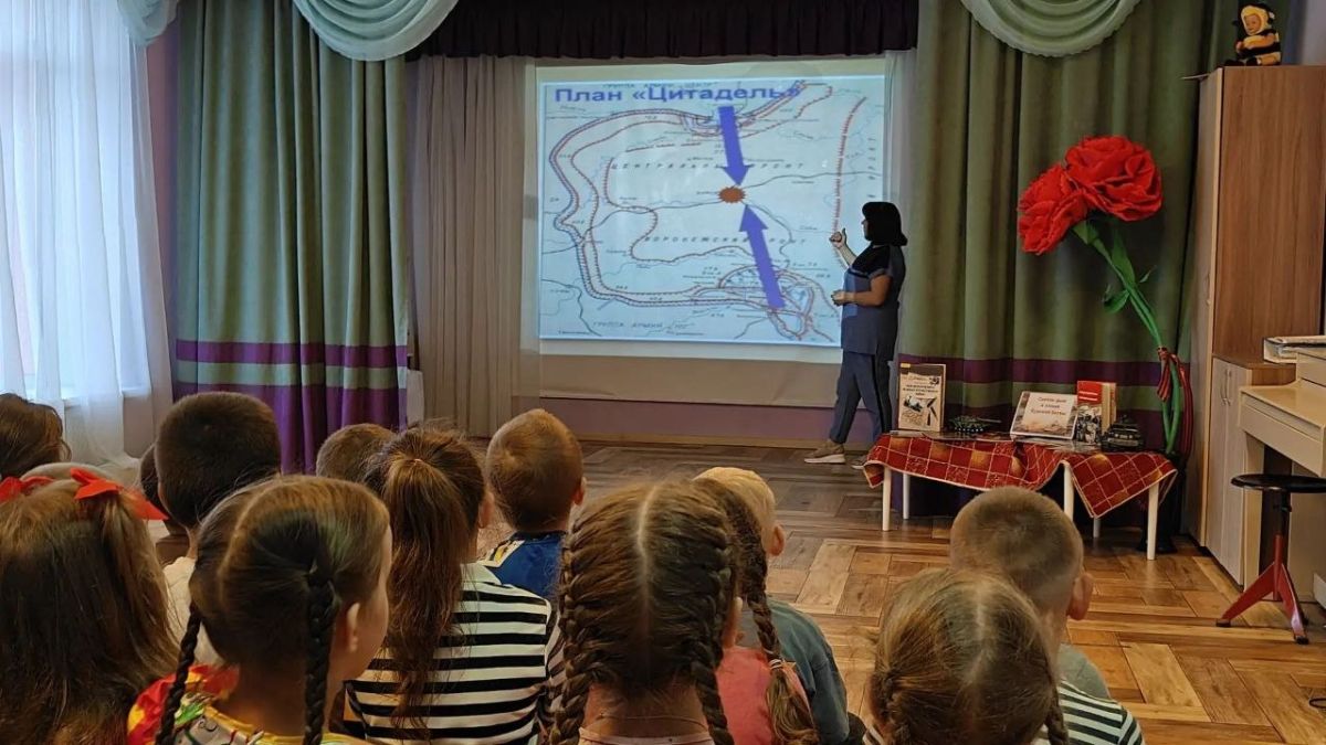 Помнить, чтобы гордиться: юные читатели почтили память героев Курской битвы Помнить, чтобы гордиться: юные читатели почтили память героев Курской битвы