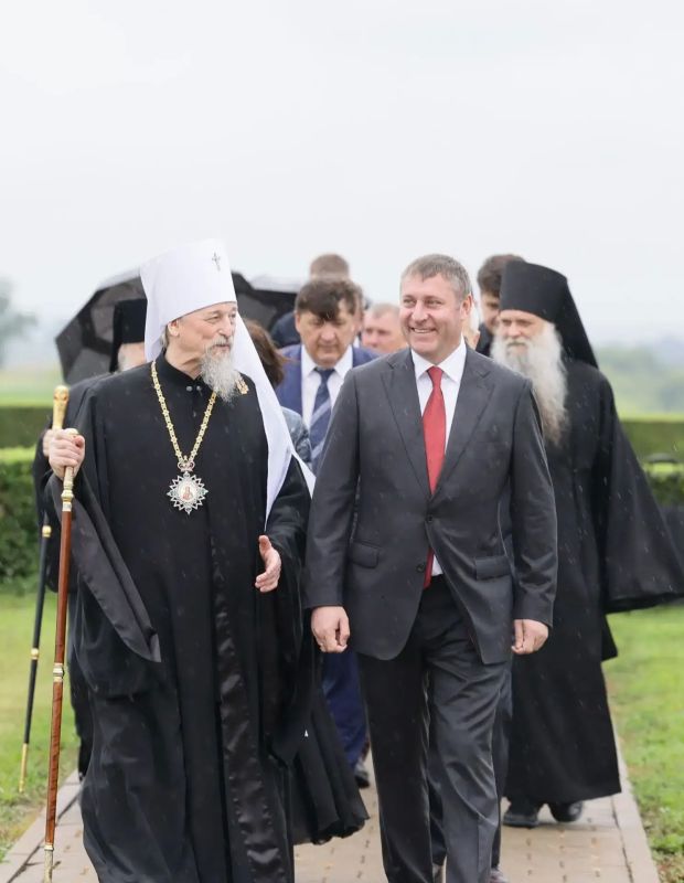 На Прохоровском поле возложили цветы к Звоннице, а также к памятникам трём великим полководцам — Дмитрию Донскому, Михаилу Кутузову и Георгию Жукову На Прохоровском поле возложили цветы к Звоннице, а также к памятникам трём великим полководцам — Дмитрию Донскому, Михаилу Кутузову и Георгию Жукову