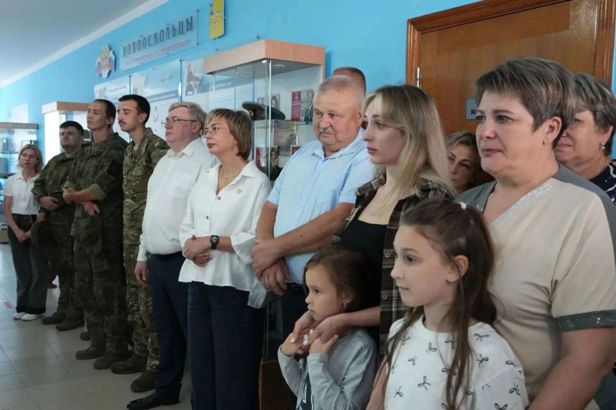 В день памяти Героя России Александра Ананичева глава администрации Новооскольского муниципального округа Андрей Миськов вместе с родными, близкими и боевыми товарищами почтили память Героя в стенах родной Новобезгинской СОШ В день памяти Героя России Александра Ананичева глава администрации Новооскольского муниципального округа Андрей Миськов вместе с родными, близкими и боевыми товарищами почтили память Героя в стенах родной Новобезгинской СОШ