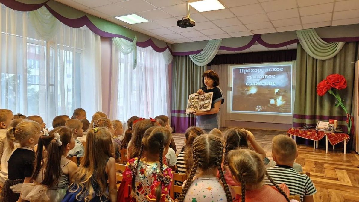 Помнить, чтобы гордиться: юные читатели почтили память героев Курской битвы Помнить, чтобы гордиться: юные читатели почтили память героев Курской битвы