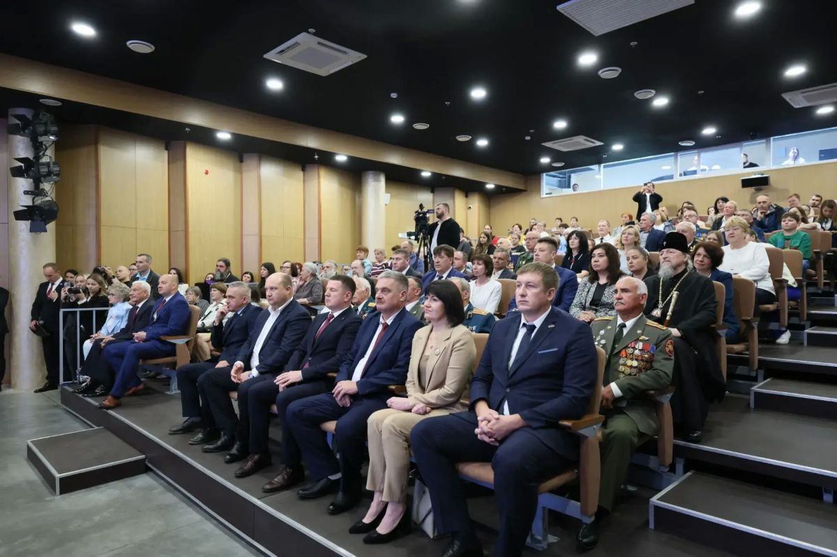 На Прохоровском поле возложили цветы к Звоннице, а также к памятникам трём великим полководцам — Дмитрию Донскому, Михаилу Кутузову и Георгию Жукову На Прохоровском поле возложили цветы к Звоннице, а также к памятникам трём великим полководцам — Дмитрию Донскому, Михаилу Кутузову и Георгию Жукову