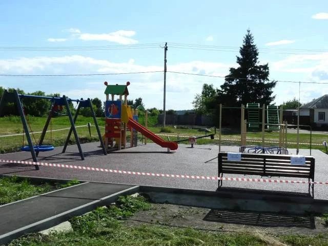 В Ровеньках завершается благоустройство универсальных игровых площадок В Ровеньках завершается благоустройство универсальных игровых площадок