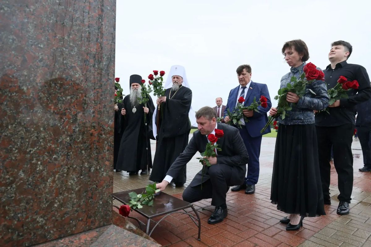 На Прохоровском поле возложили цветы к Звоннице, а также к памятникам трём великим полководцам — Дмитрию Донскому, Михаилу Кутузову и Георгию Жукову На Прохоровском поле возложили цветы к Звоннице, а также к памятникам трём великим полководцам — Дмитрию Донскому, Михаилу Кутузову и Георгию Жукову