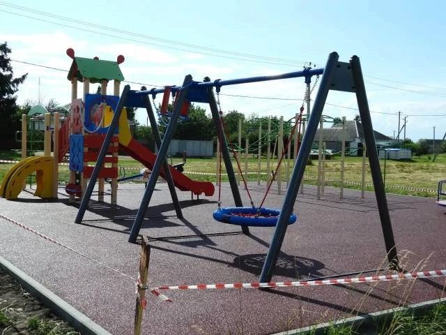 В Ровеньках завершается благоустройство универсальных игровых площадок В Ровеньках завершается благоустройство универсальных игровых площадок
