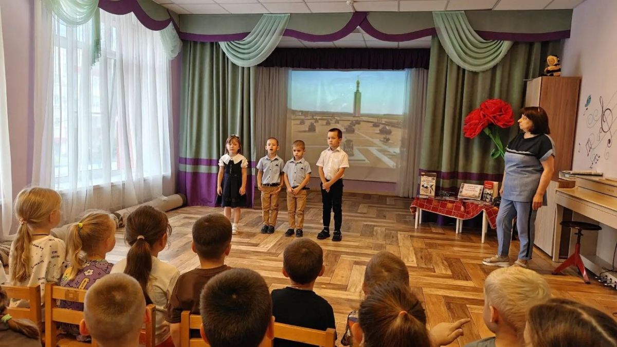 Помнить, чтобы гордиться: юные читатели почтили память героев Курской битвы Помнить, чтобы гордиться: юные читатели почтили память героев Курской битвы