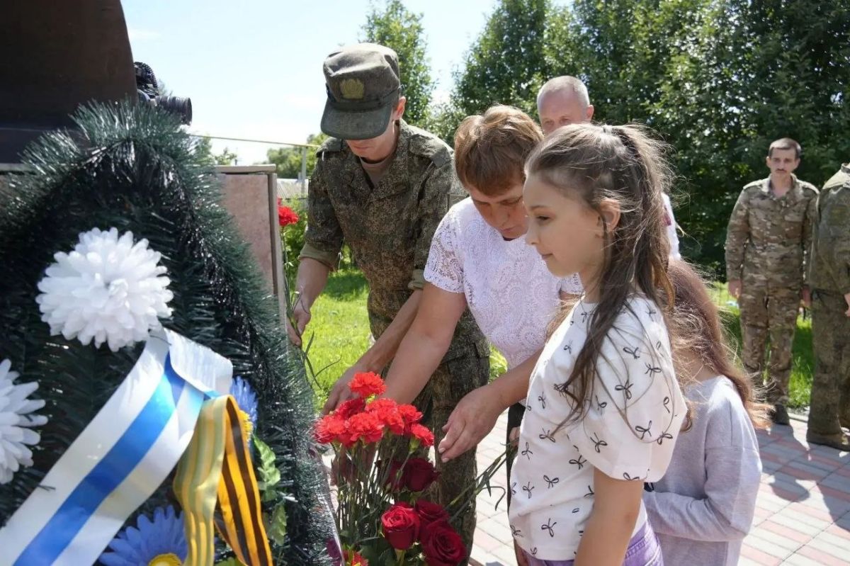 В день памяти Героя России Александра Ананичева глава администрации Новооскольского муниципального округа Андрей Миськов вместе с родными, близкими и боевыми товарищами почтили память Героя в стенах родной Новобезгинской СОШ В день памяти Героя России Александра Ананичева глава администрации Новооскольского муниципального округа Андрей Миськов вместе с родными, близкими и боевыми товарищами почтили память Героя в стенах родной Новобезгинской СОШ