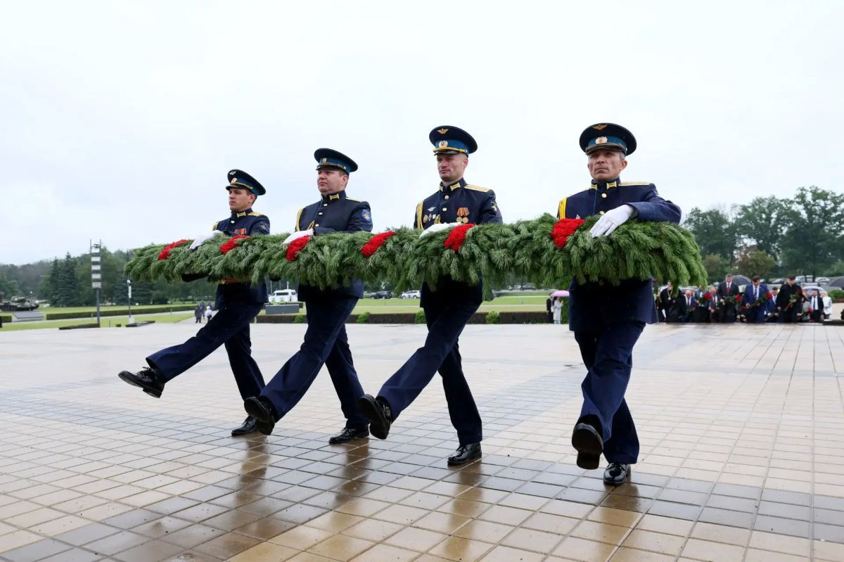 На Прохоровском поле возложили цветы к Звоннице, а также к памятникам трём великим полководцам — Дмитрию Донскому, Михаилу Кутузову и Георгию Жукову На Прохоровском поле возложили цветы к Звоннице, а также к памятникам трём великим полководцам — Дмитрию Донскому, Михаилу Кутузову и Георгию Жукову