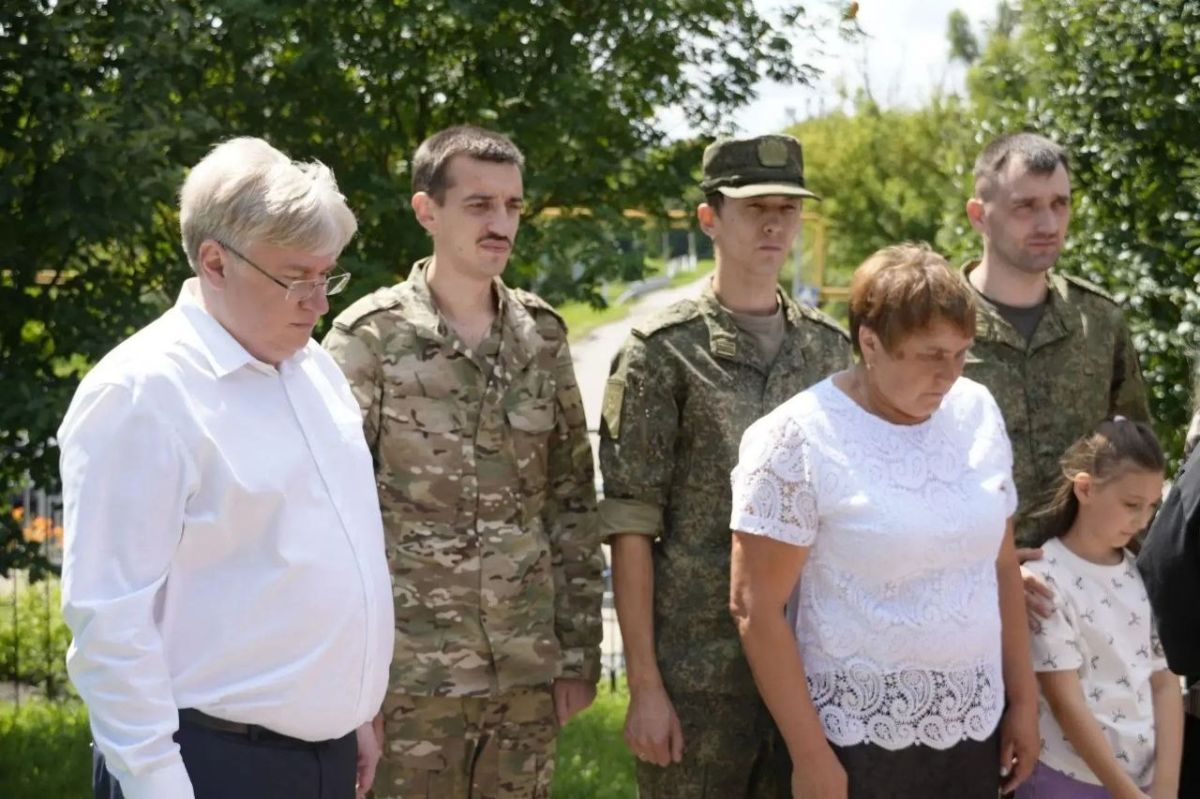 В день памяти Героя России Александра Ананичева глава администрации Новооскольского муниципального округа Андрей Миськов вместе с родными, близкими и боевыми товарищами почтили память Героя в стенах родной Новобезгинской СОШ В день памяти Героя России Александра Ананичева глава администрации Новооскольского муниципального округа Андрей Миськов вместе с родными, близкими и боевыми товарищами почтили память Героя в стенах родной Новобезгинской СОШ