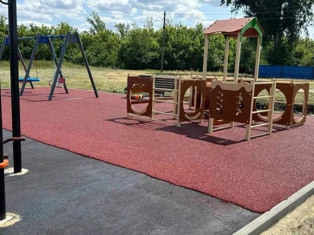 В Ровеньках завершается благоустройство универсальных игровых площадок В Ровеньках завершается благоустройство универсальных игровых площадок