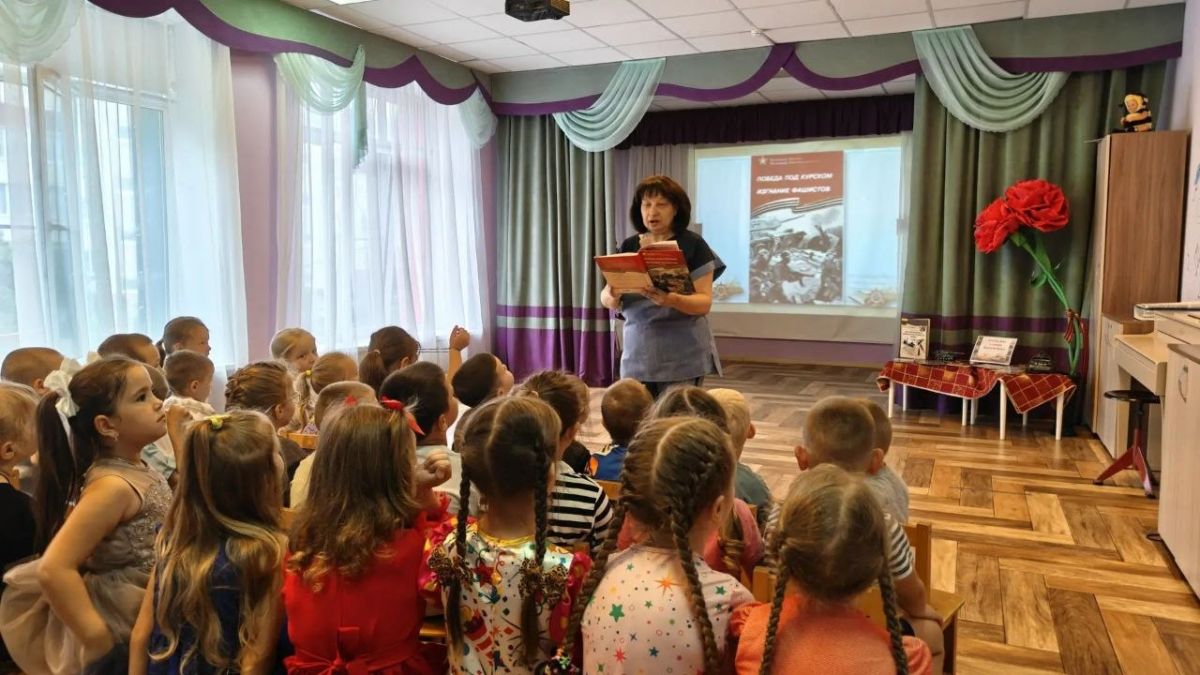 Помнить, чтобы гордиться: юные читатели почтили память героев Курской битвы Помнить, чтобы гордиться: юные читатели почтили память героев Курской битвы