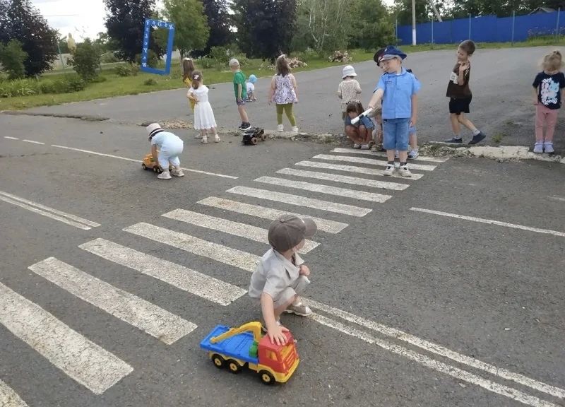 В Белгородской области сотрудники Госавтоинспекции провели познавательные беседы по ПДД в сельских детских садах В Белгородской области сотрудники Госавтоинспекции провели познавательные беседы по ПДД в сельских детских садах