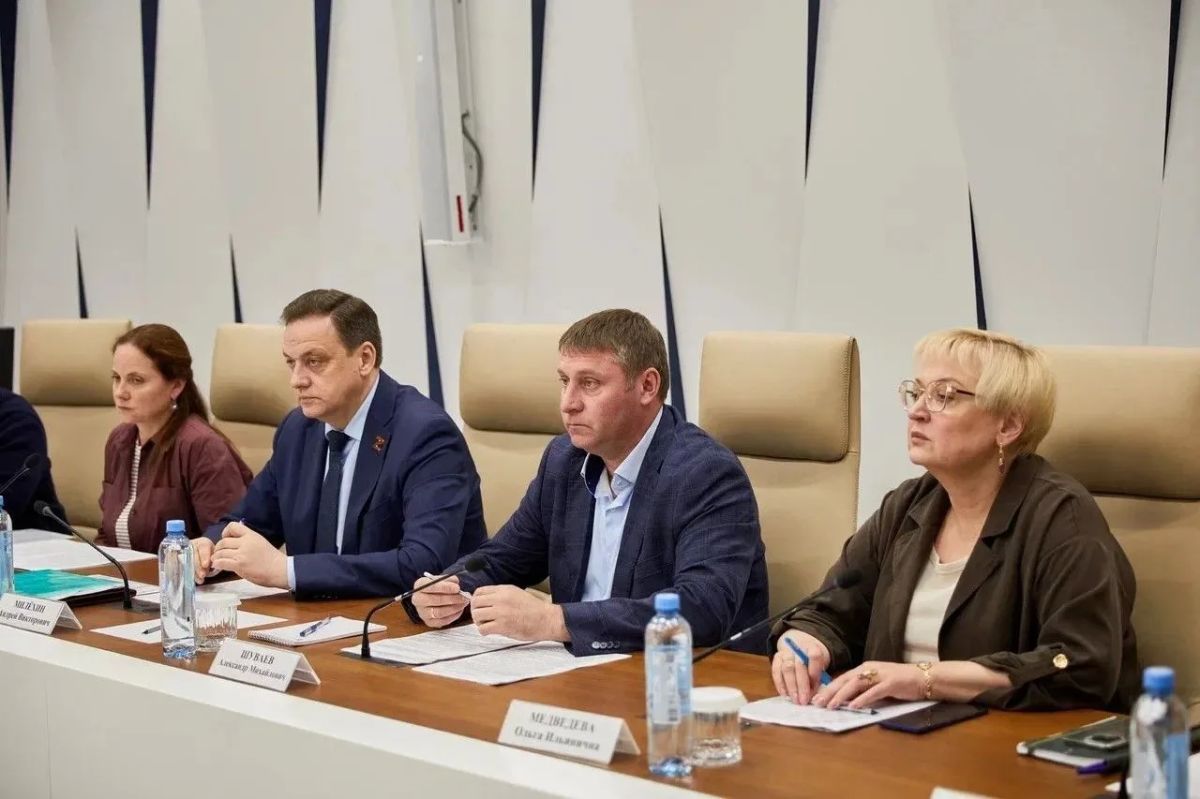 Александр Шуваев: Уважаемые земляки!. Состоялась рабочая встреча с первым заместителем руководителя Администрации Президента России Сергеем Владиленовичем Кириенко Александр Шуваев: Уважаемые земляки!. Состоялась рабочая встреча с первым заместителем руководителя Администрации Президента России Сергеем Владиленовичем Кириенко