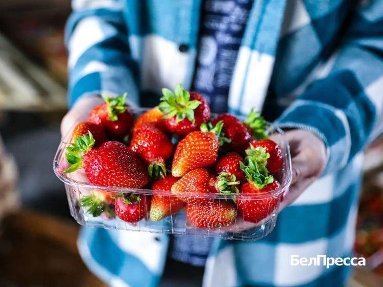 Лето со вкусом клубники. Что вы знаете о клубнике? Вкусная и полезная летняя ягода, звезда десертов и заготовок, прекрасна в любом виде – свежая, сушёная, вяленая, замороженная, в виде варенья и кулинарных десертов Лето со вкусом клубники. Что вы знаете о клубнике? Вкусная и полезная летняя ягода, звезда десертов и заготовок, прекрасна в любом виде – свежая, сушёная, вяленая, замороженная, в виде варенья и кулинарных десертов