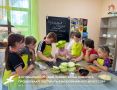 В кулинарной студии «Изюм» юные поварята продолжают постигать азы кулинарного искусства