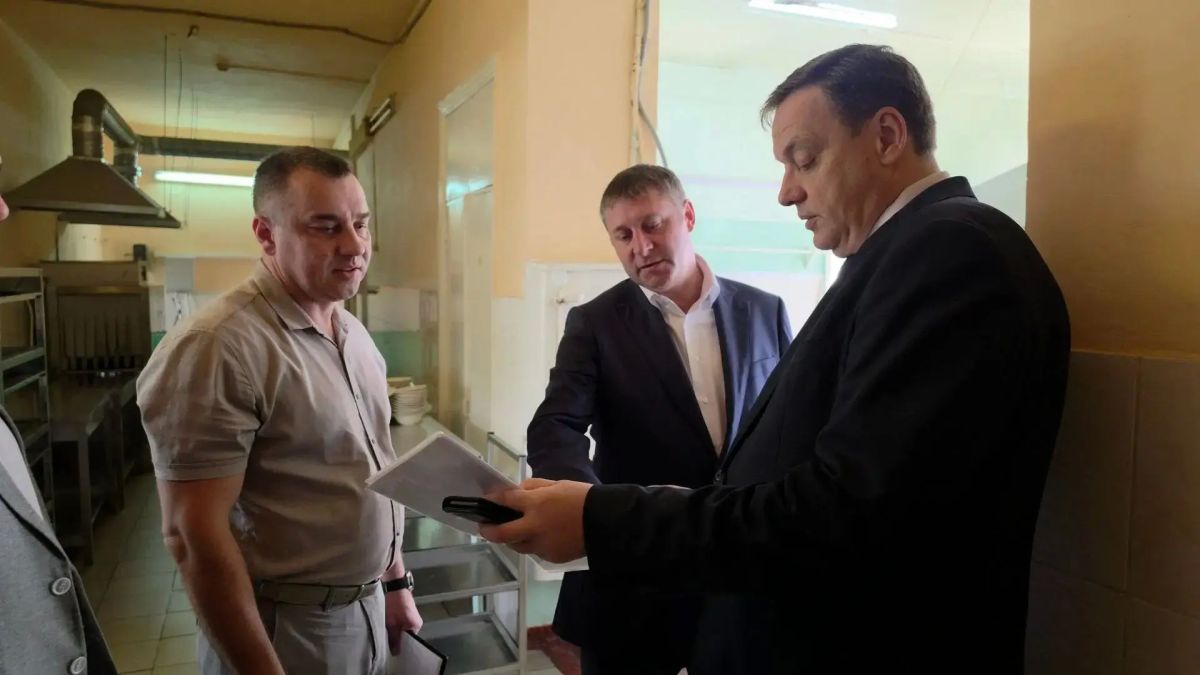 Александр Шуваев: По итогам вчерашнего совещания с региональным правительством выехал на повреждённые в результате вражеских атак объекты образования в Белгороде и Белгородском округе Александр Шуваев: По итогам вчерашнего совещания с региональным правительством выехал на повреждённые в результате вражеских атак объекты образования в Белгороде и Белгородском округе