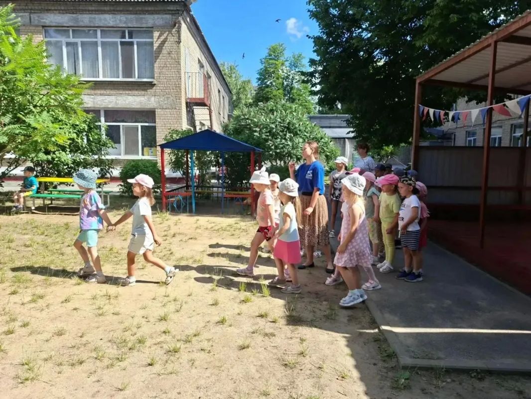 Сотрудники Белгородской государственной детской библиотеки имени А.А. Лиханова провели для воспитанников детского сада № 40 игровую программу «Сказочный мир – за дружбу и добро» Сотрудники Белгородской государственной детской библиотеки имени А.А. Лиханова провели для воспитанников детского сада № 40 игровую программу «Сказочный мир – за дружбу и добро»