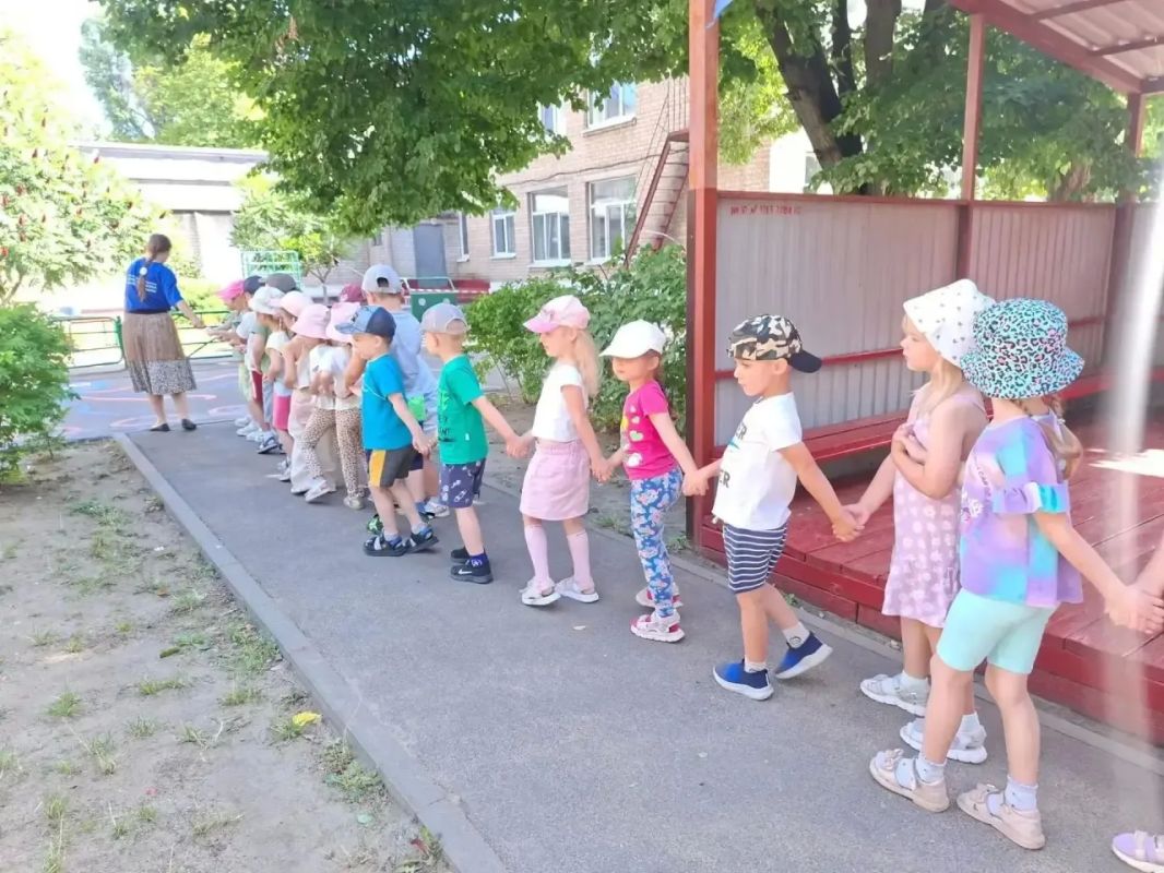 Сотрудники Белгородской государственной детской библиотеки имени А.А. Лиханова провели для воспитанников детского сада № 40 игровую программу «Сказочный мир – за дружбу и добро» Сотрудники Белгородской государственной детской библиотеки имени А.А. Лиханова провели для воспитанников детского сада № 40 игровую программу «Сказочный мир – за дружбу и добро»